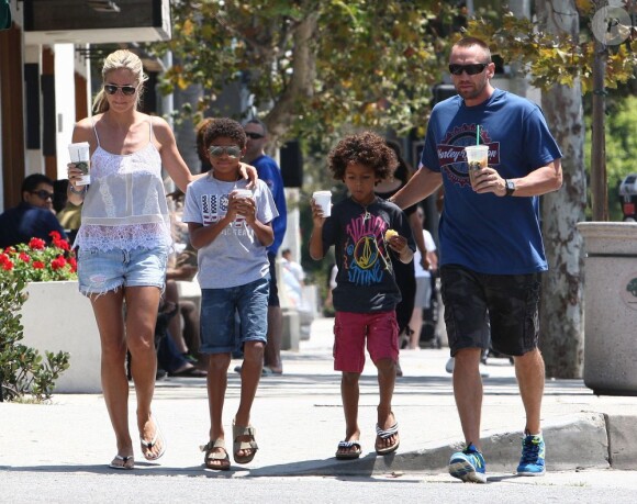 Heidi Klum et son petit ami Martin Kristen avec les deux fils d' Heidi (Henry et Johan) à Brentwood, Los Angeles, le 27 Juillet 2013.