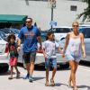 Heidi Klum et son petit ami Martin Kristen avec les deux fils d'Heidi (Henry et Johan) font du shopping à Brentwood. Los Angeles, le 27 Juillet 2013.