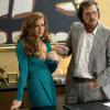 Amy Adams, vintage et décolletée devant Christian Bale dans American Hustle.