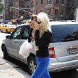 Amanda Bynes se cache derrière son chien alors qu'elle marche dans les rues de Soho à New York, le 11 juillet 2013.