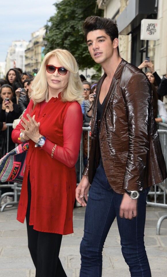 Amanda Lear et Tarik Lakehal au défilé Jean Paul Gaultier lors de la fashion week Haute Couture Automne-Hiver 2013-2014 à Paris le 3 juillet 2013.