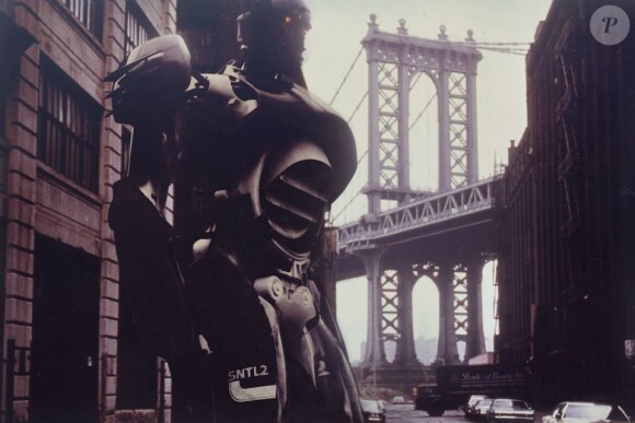 Une sentinelle en action dans New York pour X-Men Days of Future Past.