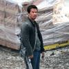 Mark Wahlberg égratigné, avec une arme, sur le tournage de Transformers 4 à Detroit, le 31 juillet 2014.