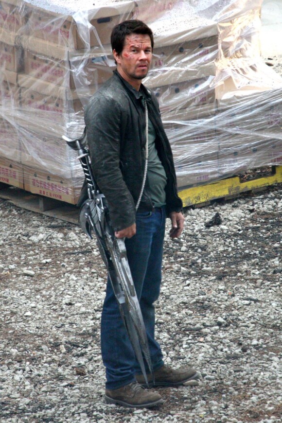 Mark Wahlberg égratigné, avec une arme, sur le tournage de Transformers 4 à Detroit, le 31 juillet 2014.