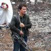 Mark Wahlberg avec une arme sur le tournage de Transformers 4 à Detroit, le 31 juillet 2014.