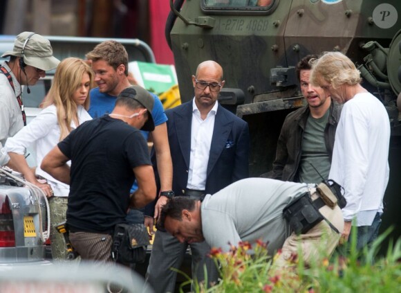 Mark Wahlberg, Nicola Peltz, Stanley Tucci sur le tournage de Transformers 4 à Detroit, le 31 juillet 2014.