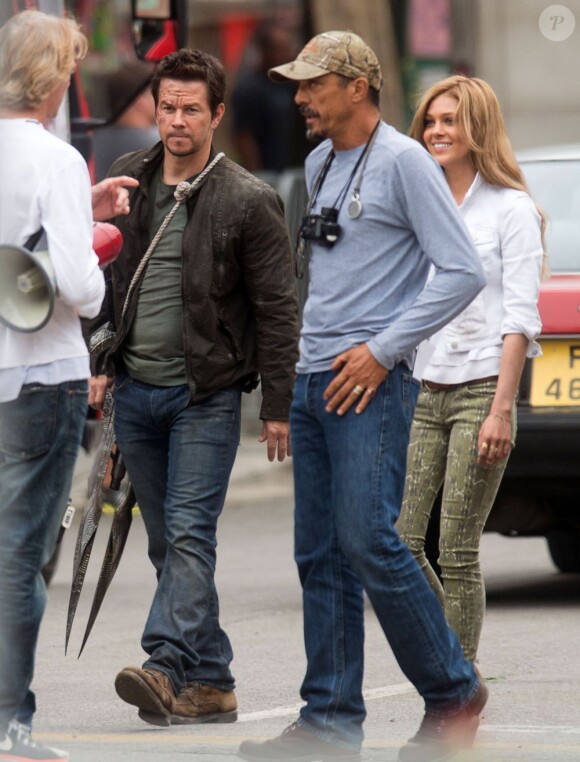 Mark Wahlberg suivi de Nicola Peltz sur le tournage de Transformers 4 à Detroit, le 31 juillet 2014.