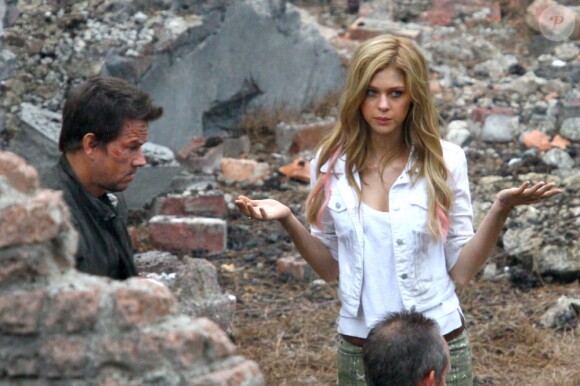 Mark Wahlberg avec la jolie Nicola Peltz sur le tournage de Transformers 4 à Detroit, le 31 juillet 2014.