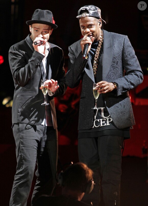 Justin Timberlake et Jay-Z, une coupe de champagne à la main et complices sur la scène du BC Place à Vancouver pour leur tournée Legends of the Summer. Le 31 juillet 2013.