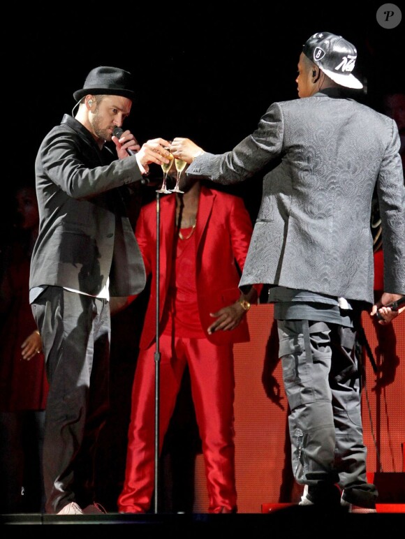 Justin Timberlake et Jay-Z, une coupe de champagne à la main, se produisent au BC Place à Vancouver pour leur tournée Legends of the Summer. Le 31 juillet 2013.
