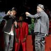 Justin Timberlake et Jay-Z trinquent avec le public lors de leur concert au BC Place à Vancouver. Le 31 juillet 2013.
