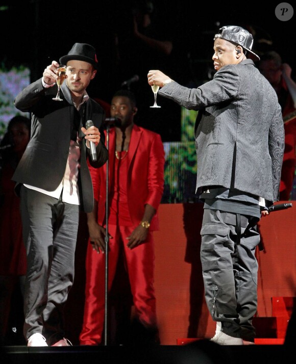 Justin Timberlake et Jay-Z trinquent avec le public lors de leur concert au BC Place à Vancouver. Le 31 juillet 2013.