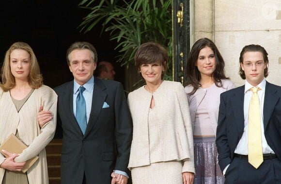 Michel Sardou avec ses enfants Davy et Cynthia lors de son mariage avec Anne-Marie Perier à Paris le 11 octobre 1999.