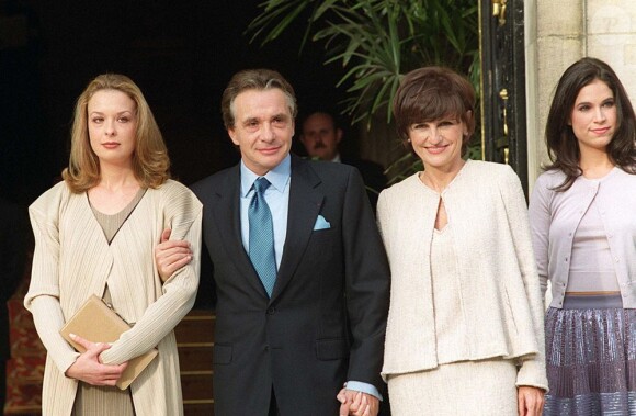 Michel Sardou avec ses enfants Davy et Cynthia lors de son mariage avec Anne-Marie Perier le 11 octobre 1999 à Paris