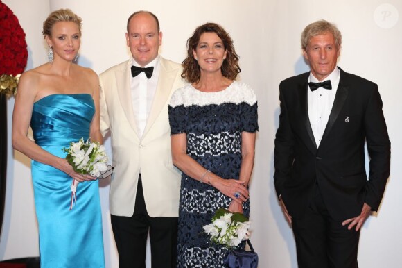 Le prince Albert II de Monaco, la princesse Charlene de Monaco, la princesse Caroline de Monaco et Michael Bolton - 65e bal de la Croix-Rouge au sporting de Monte-Carlo, le 2 août 2013.