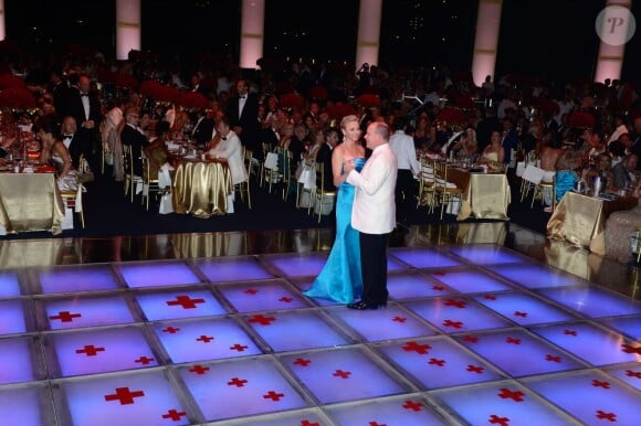 Le prince Albert et la princesse Charlene ouvrent le 65e bal de la Croix-Rouge au sporting de Monte-Carlo, le 2 août 2013.