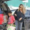 Heidi Klum fait des courses avec ses enfants Leni, Henry, Johan, et Lou, ainsi que sa mère Erna, à "Whole Foods" dans le quartier de Brentwood, le 2 août 2013 à Los Angeles. Son fils l'aide à charger la voiture.