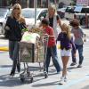 Heidi Klum fait du shopping avec ses enfants Leni, Henry, Johan, et Lou, ainsi que sa mère Erna, à "Whole Foods" dans le quartier de Brentwood, le 2 août 2013 à Los Angeles.