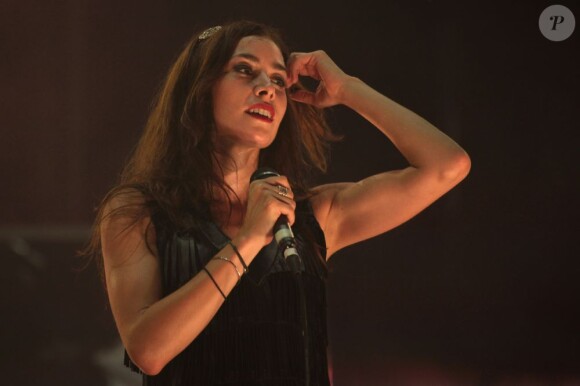 Olivia Ruiz en concert sur la place de l'Hôtel de Ville de Paris, à l'occasion du festival Fnac Live, le 18 juillet.