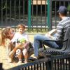 Gisele Bündchen et Tom Brady passent la journée dans un parc de Boston avec leur fils Benjamin en juin 2012
