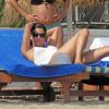 Eva Longoria se prélasse sur une plage de Marbella avec son petit ami Ernesto Arguello, le 4 août 2013.