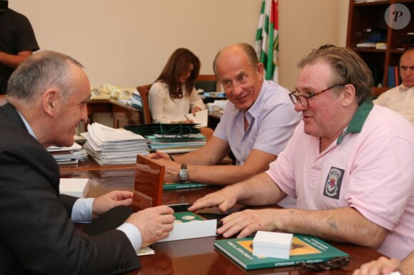 Gérard Depardieu à Sukhumi le 2 juillet 2013 avec le président de la république d'Abkhasie, Alexander Ankvab.