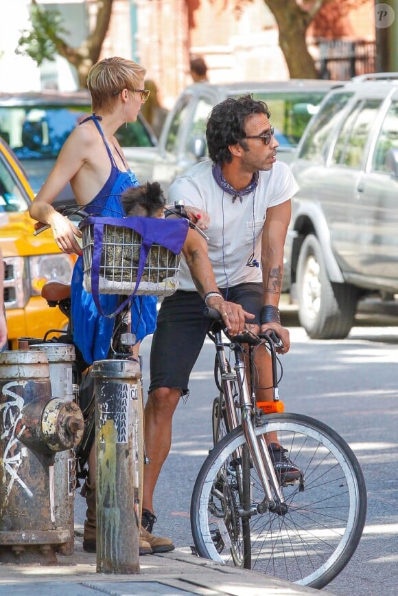 Carlos Leon et sa femme Betina Holte font du vélo à New York. Dimanche 4 août 2013.