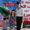 Catherine Bell avec ses enfants Gemma et Ronan à l'avant-première de Planes à Los Angeles, le 5 août 2013