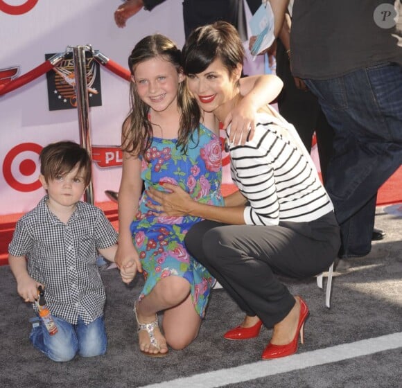 L'actrice Catherine Bell avec ses enfants Gemma et Ronan à l'avant-première de Planes à Los Angeles, le 5 août 2013