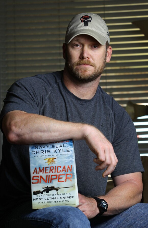 Chris Kyle avec son autobiographie "American Sniper: The Autobiography of the Most Lethal Sniper in U.S. Military History" à Glen Rose, Texas, le 2 février 2013.