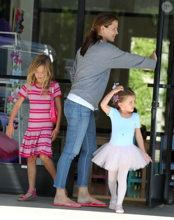 Jennifer Garner se promène avec sa fille Violet avant d'emmener sa fille Seraphina à son cours de danse à Pacific Palisades, le 5 août 2013.