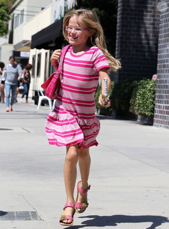 Jennifer Garner se promène avec sa fille Violet avant d'emmener sa fille Seraphina à son cours de danse à Pacific Palisades, le 5 août 2013. Violet est en pleine forme.