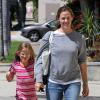 Jennifer Garner se promène avec sa fille Violet avant d'emmener sa fille Seraphina à son cours de danse à Pacific Palisades, le 5 août 2013. La rumeur dit que Jennifer serait enceinte.