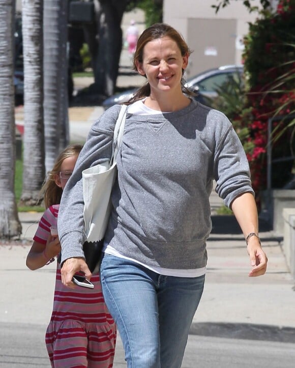 Jennifer Garner se promène avec sa fille Violet avant d'emmener sa fille Seraphina à son cours de danse à Los Angeles, le 5 août 2013. La rumeur dit que Jennifer serait enceinte.