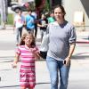 Jennifer Garner se promène avec sa fille Violet avant d'emmener sa fille Seraphina à son cours de danse à Pacific Palisades, le 5 août 2013. La rumeur dit que Jennifer serait enceinte.