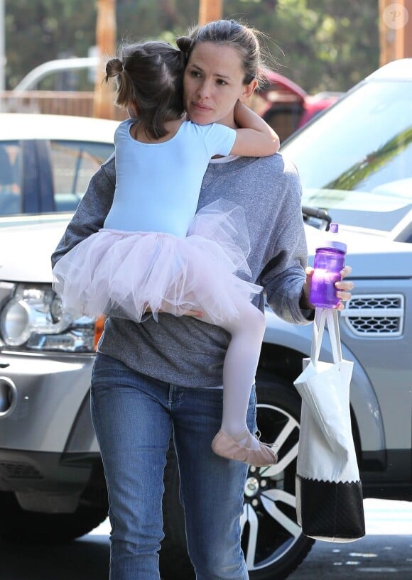 Jennifer Garner se promène avec sa fille Violet avant d'emmener Seraphina à son cours de danse à Pacific Palisades, le 5 août 2013. La rumeur dit que Jennifer serait enceinte.