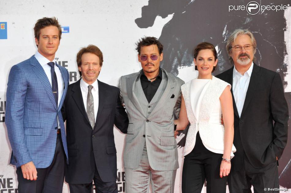 Armie Hammer, Jerry Bruckheimer, Johnny Depp, Ruth Wilson, Gore Verbinski à la première du film Lone Ranger, Naissance d&#039;un héros à Paris le 19 juillet 2013.
