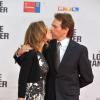 Jerry Bruckheimer et sa femme Linda à la première du film Lone Ranger, Naissance d'un héros à Berlin, le 19 juillet 2013.