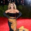 Beyonce Knowles arrive armée de sa cascade de boucles au gala du MET à New York en mai 2013