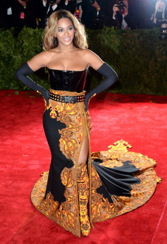Beyonce Knowles arrive armée de sa cascade de boucles au gala du MET à New York en mai 2013
