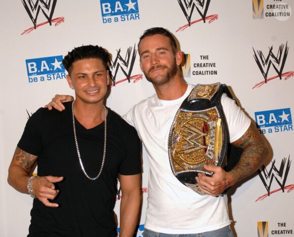 CM Punk en août 2012 avec sa ceinture de champion de la WWE.