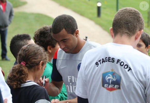 Lucas Moura signe des autographes à l'issue d'un entraînement du PSG à Clairefontaine, le 7 août 2013