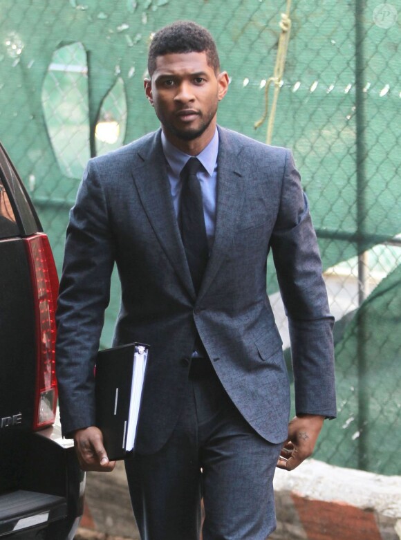 Usher en costume dans les rues de Tribeca, le 17 avril 2013.