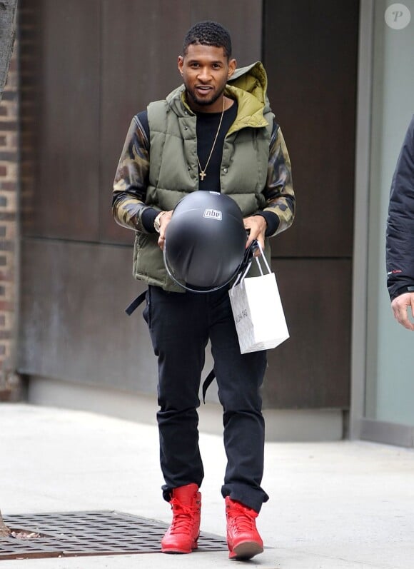 Usher s'apprête à faire un tour avec sa moto "Ducati" à New York, le 2 mars 2013.