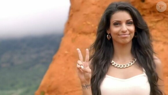 La chanteuse TAL dans son nouveau clip, A l'international, dévoilé le 8 août 2013.