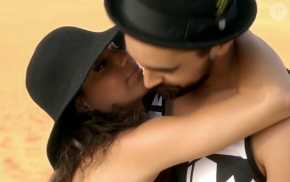 La chanteuse TAL dans son nouveau clip, A l'international, dévoilé le 8 août 2013.