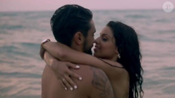 La chanteuse TAL dans son nouveau clip, A l'international, dévoilé le 8 août 2013.