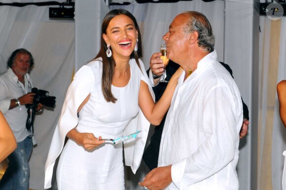 Irina Shayk, invitée de marque de la White Night Party de Fawaz Gruosi, fondateur et président de la marque de Grisogono, qui fête son 61e anniversaire. Porto Cervo, le 8 août 2013.