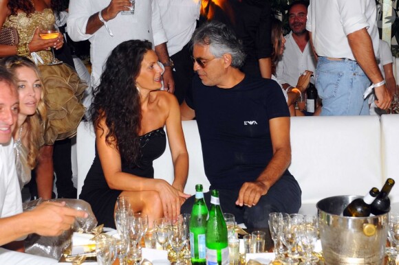 Andrea Bocelli et son épouse Veronica assistent à la White Night Party de Fawaz Gruosi, fondateur et président de la marque de Grisogono, qui fête son 61e anniversaire au Billionaire. Porto Cervo, le 8 août 2013.