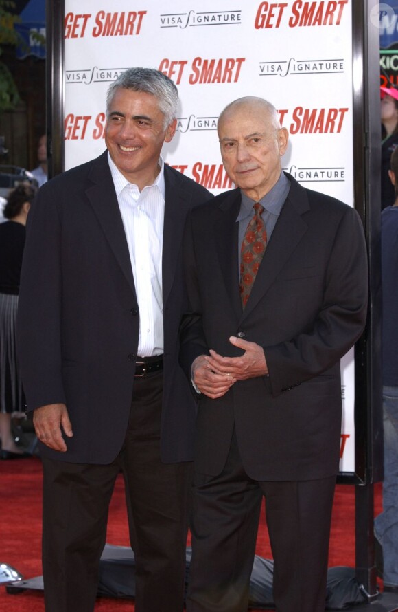 Alan Arkin et son fils Adam Arkin au Mann's Village Theatre de Los Angeles le 16 juin 2008